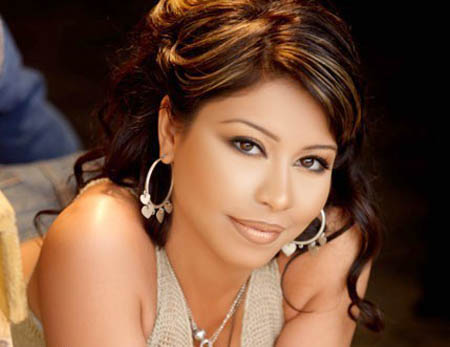 شيرين غير نادمة على الغناء لحسني مبارك