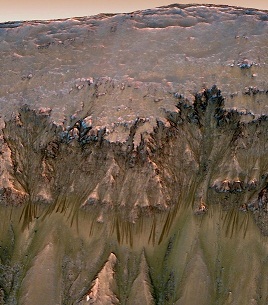 ناسا ترجح وجود مياه متدفقة على المريخ 
