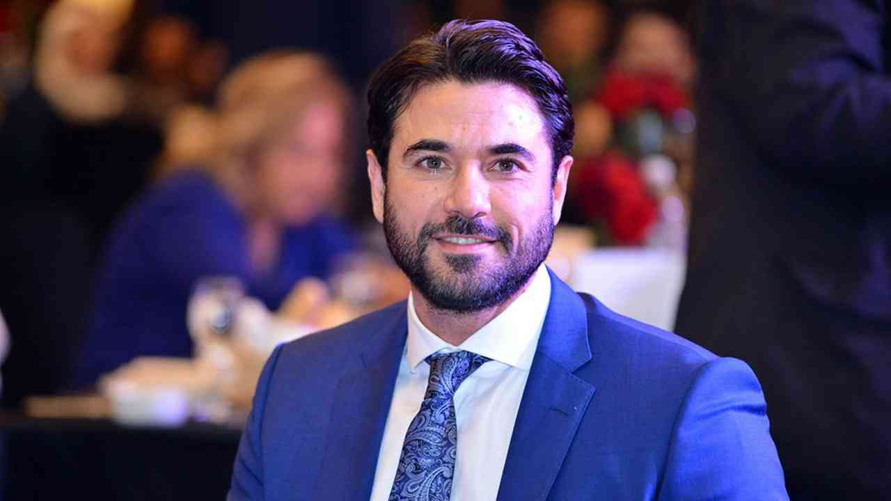هجوم على أحمد عز بسبب هروبه من فنانة لبنانية بحفلة الخطوبة وإغلاق هاتفه
