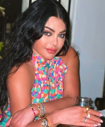  هيفاء وهبي داخل سيارتها بدون لباسها الداخلي .. شاهد
