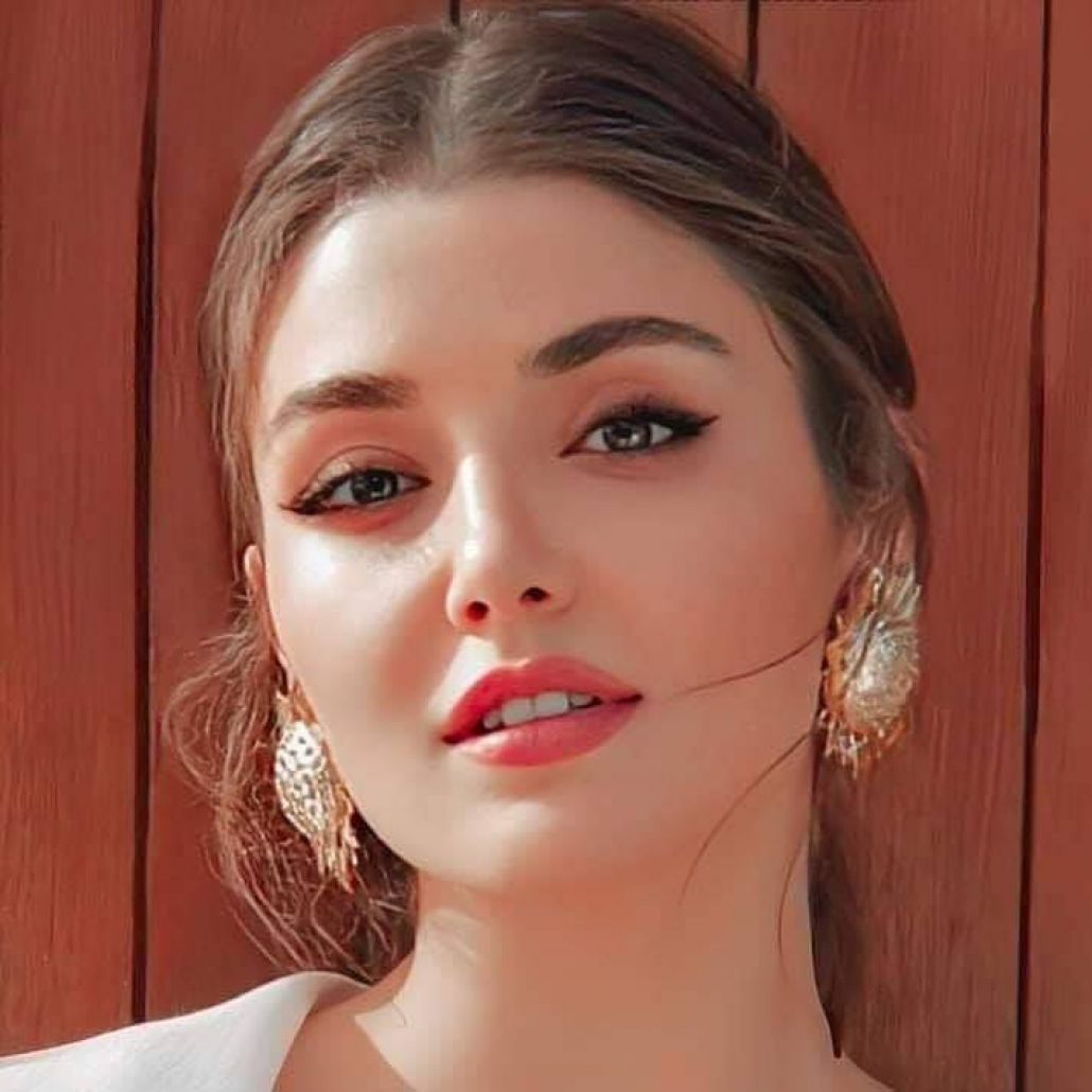  هاندا ارتشيل تعلن عن مثليتها بظهور صادم .. شاهد