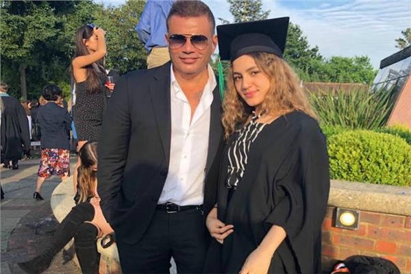 شاهد ما فعلته ابنة عمرو دياب بأحضان حبيبها ..  ووالدها يرد