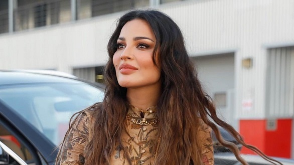 نادين نجيم بوضعية فاضحة على الأريكة وتعليق شاب أردني يشعل مواقع التواصل ..  صورة