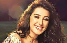 كندا علوش تقبّل فتاة على شفتيها والفنانون يعلقون  ..  شاهد