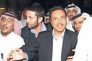فنان العرب يعترف بزواجه من فرنسية/صور