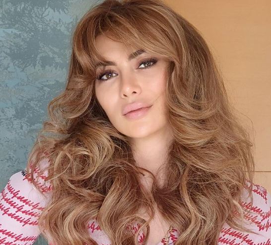  ستيفاني صليبا تثير الجدل بعبادتها تلك الأصنام واحتضانها .. شاهد