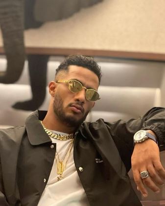  محمد رمضان يقبل المنطقة الحساسة لاوفراتشي راوتيلا .. شاهد