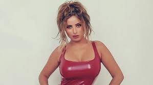  ايمان العميري: صدري يزن 10 كيلو غرام .. شاهد