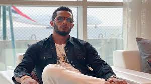 محمد رمضان مع معجبات شبه عاريات وهكذا تلمس عوراتهن  ..  شاهد