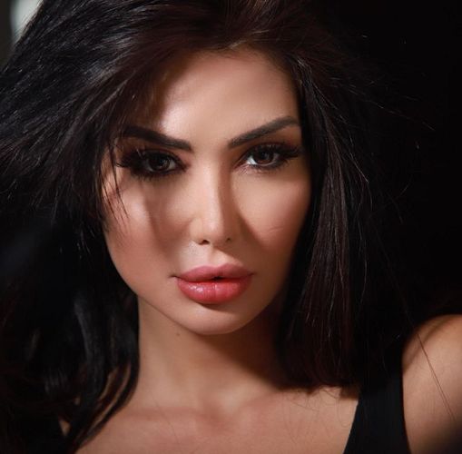 حبيب دانا جبر يقبلها على مناطقها الحساسة  ..  شاهد