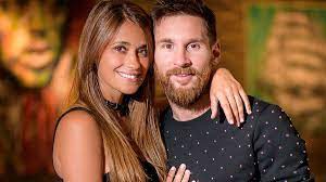 صدر انتنونيلا يخرج من ملابسها وميسي يشتعل بسبب تعليقات البرشلونيين  ..  شاهد