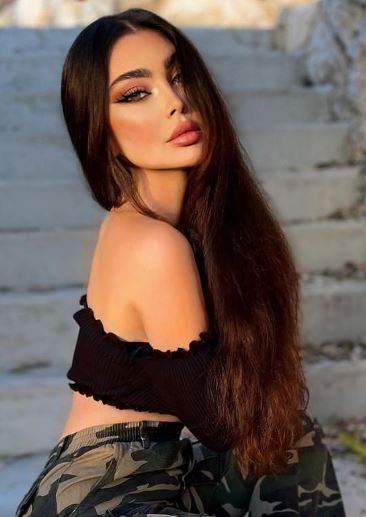  قمر بوزن زائد وإطلالة صادمة قبل موعد ولادتها .. شاهد
