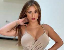 فستان ايمان العميري يسقط عن جسدها ليخرج صدرها بوضوح  ..  شاهد