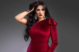 إستكمال تحضيرات الدفن لياسمين عبد العزيز وسط بكاء الجمهور  ..  شاهد