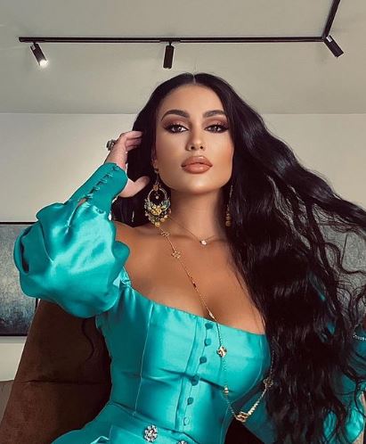  شيرين ابو العز تتجول في شوارع دبي بدون بنطالها .. شاهد