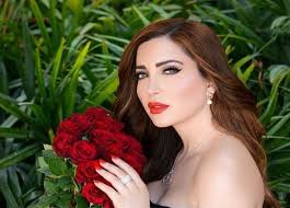 نسرين طافش مبللة في المسبح ومتابع سعودي يفقد السيطرة على نفسه  ..  شاهد