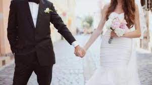 عروسان يصممان دعوة زفاف صادمة تحوي كلمات فاضحة وخادشة للحياء