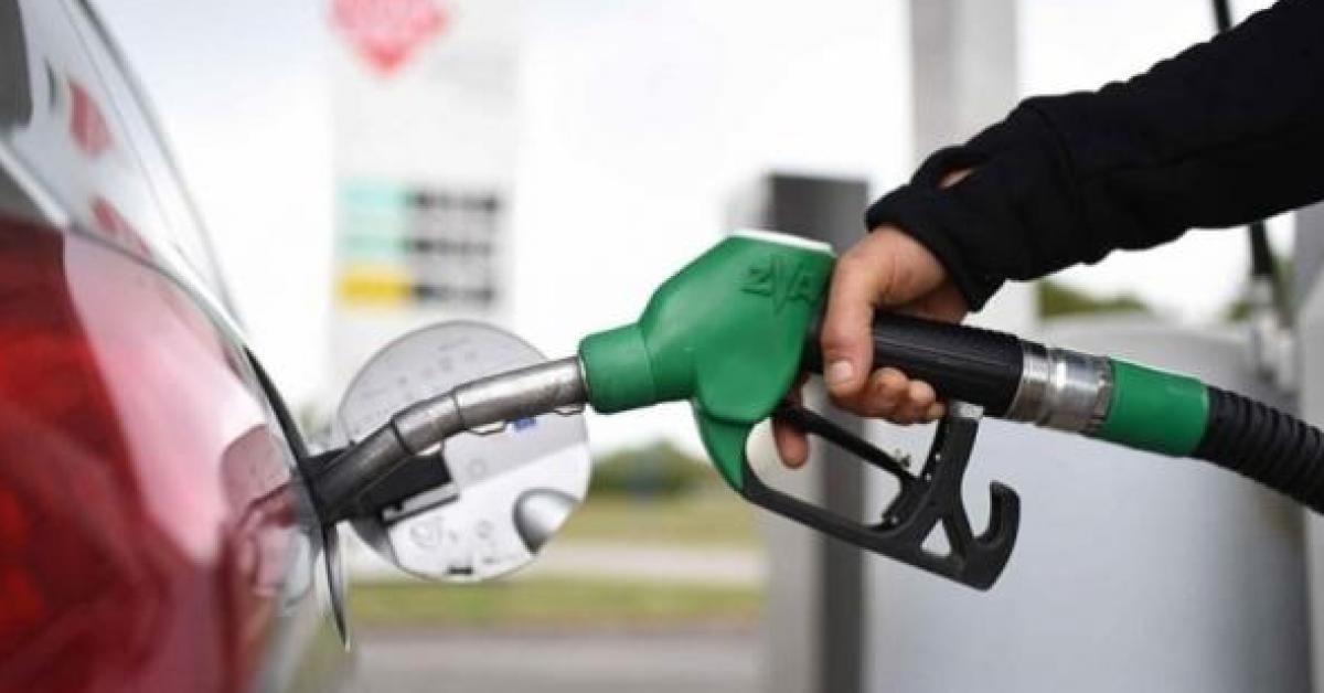 توقعات برفع أسعار البنزين الشهر المقبل 