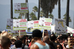 اميركا : مسيرة نسائية للمطالبة بحق "تعرية الصدور"