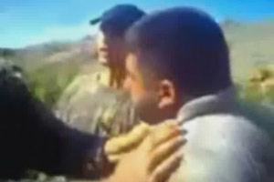 جنود سوريون يجبرون رجلاً على قول "لا إله إلا بشار" .. فيديو