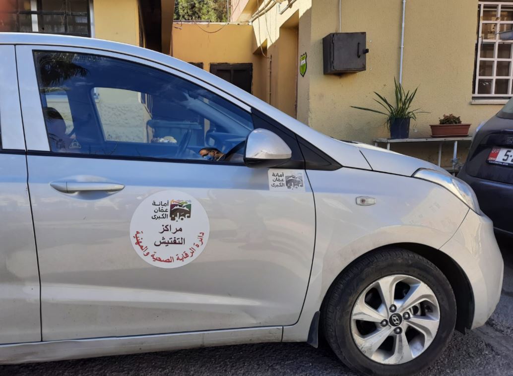 أمانة عمان تستحدث ملصق خاص لمركبات التفتيش الصحي والمهني