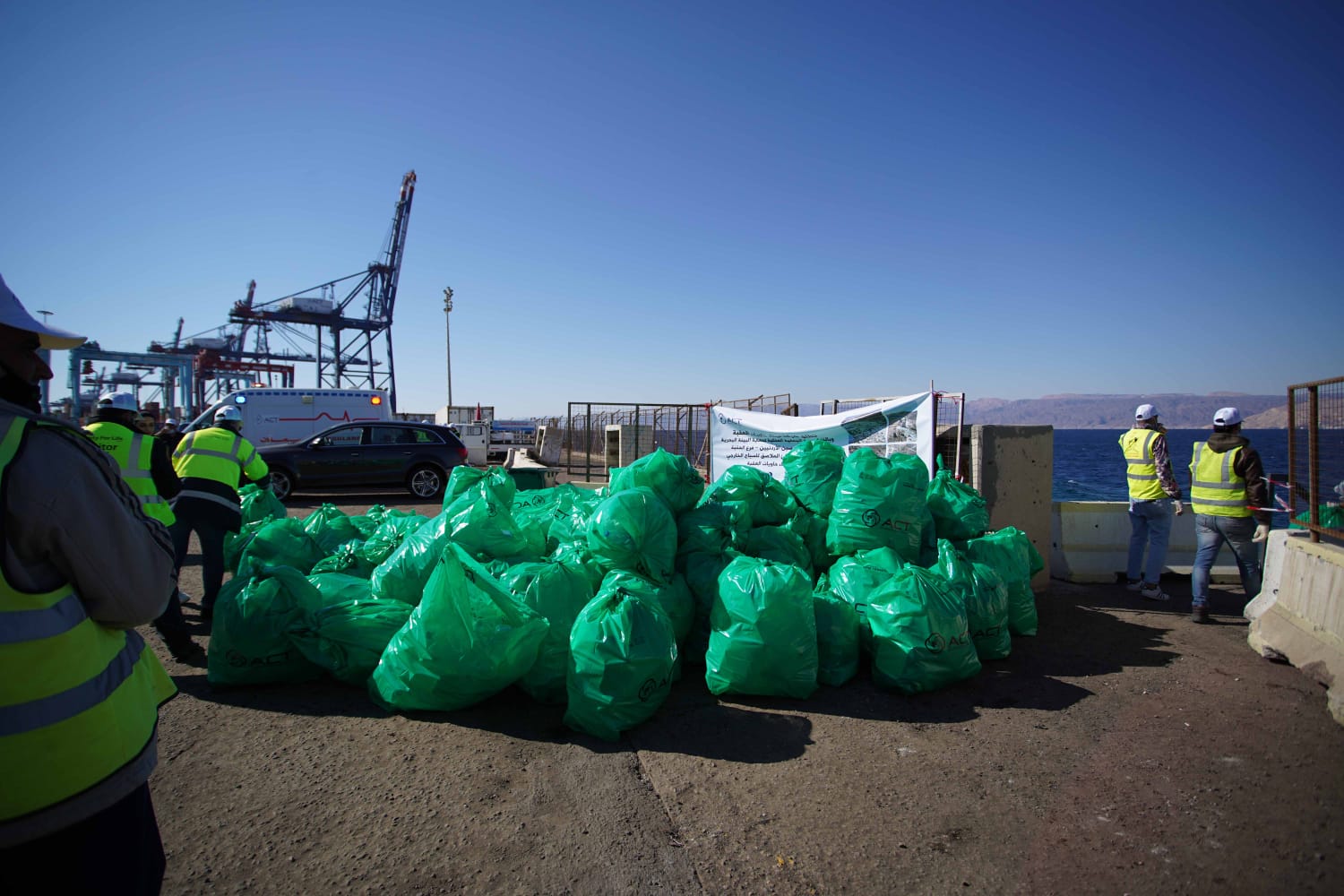 حاويات العقبة تطلق حملة نظافة للشاطىء المحاذي للميناء