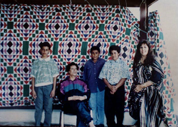 بالصور  ..  القذافي وعائلته أيام الشباب