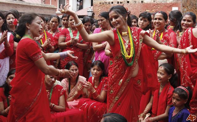 النساء يكسين نيبال باللون الاحمر بينما يصلين لأزواجهن