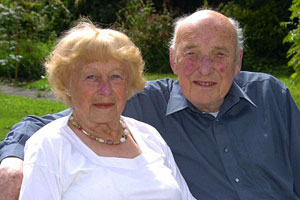 عجوز بريطاني يتزوج محبوبته بعد 63 عامًا من الافتراق