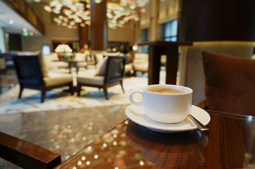 فتاة المقهى أثارت ضجة يوم عيد الحب وتصدرت ترند السعودية