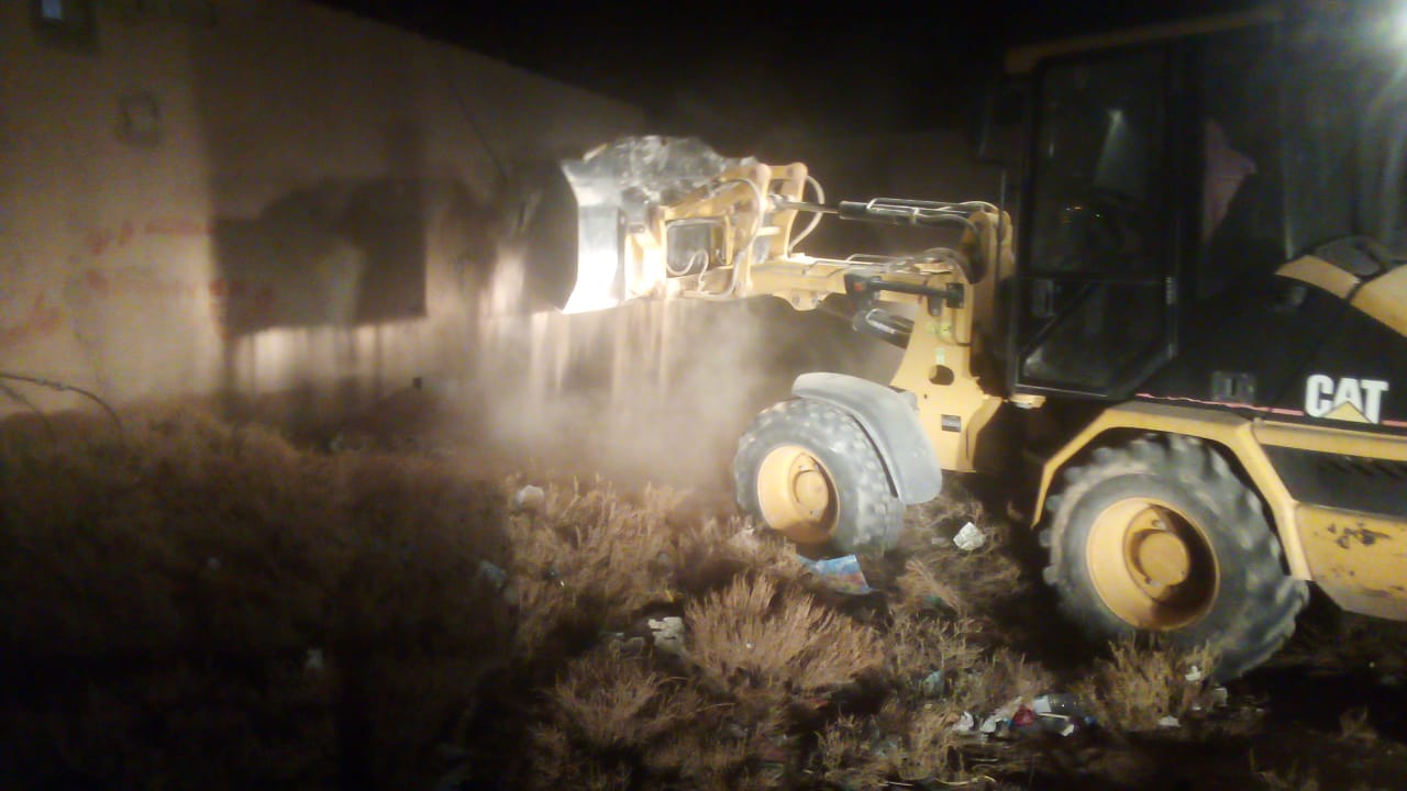 بلدية الجفر تتعامل مع انهيار حفرة امتصاصية