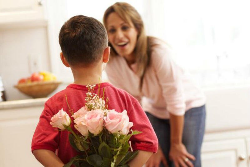 الإفتاء تحسم الجدل حول الإحتفال بعيد الام