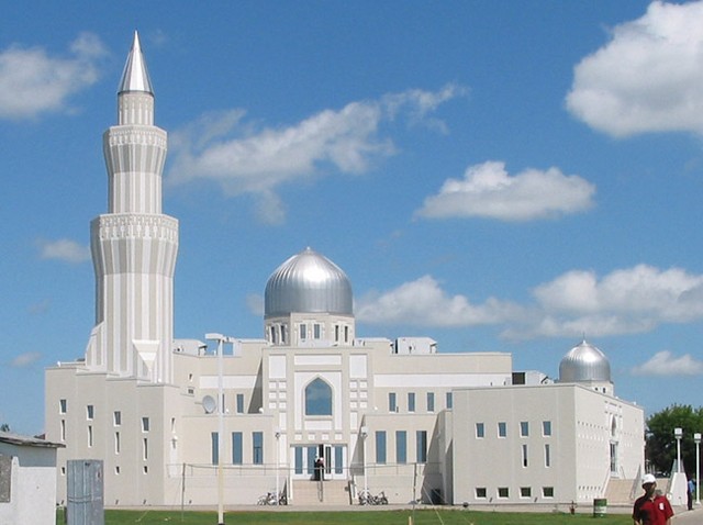  حمل فأساً وهاجم المصلين في كندا