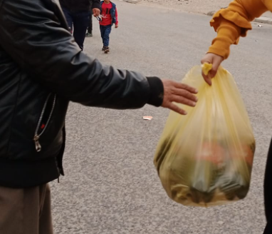 هل يجوز تصوير ونشر مساعدات الأيتام والفقراء