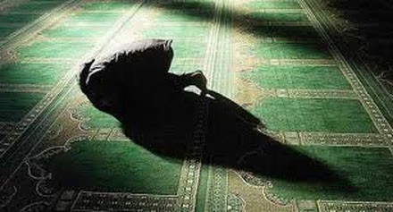 ما حكم الإعتكاف في المسجد في رمضان للرجال والنساء؟