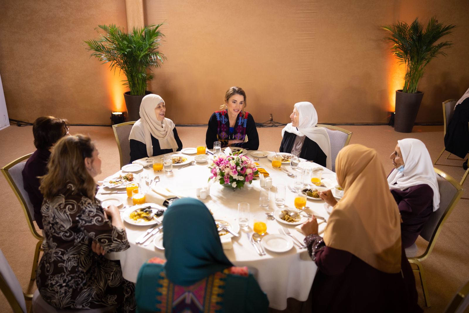 الملكة رانيا العبدالله تقيم إفطاراً لعدد من السيدات في إربد
