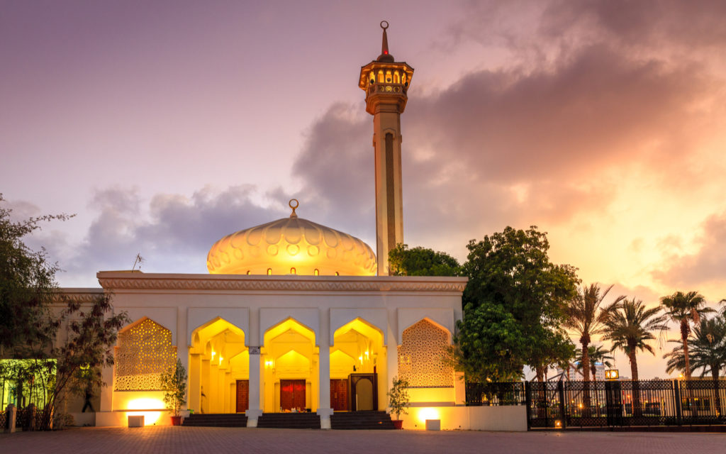 دبي: الإقامة الذهبية ومكرمة مالية لأئمة المساجد والخطباء والمؤذنين