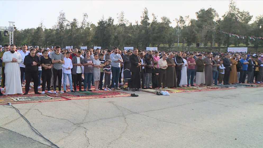 الأردنيون يؤدون صلاة عيد الفطر بمحافظات المملكة