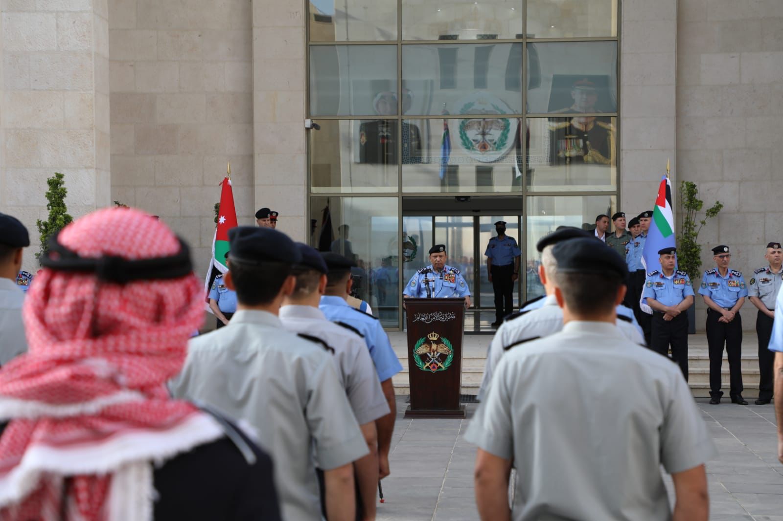 الحواتمه ينقل تهنئة الملك بالعيد لمنتسبي الامن العام