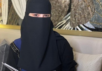 بعد النقاب نجمة سعودية معروفة تخلع الحجاب علنا خلال بث مباشر