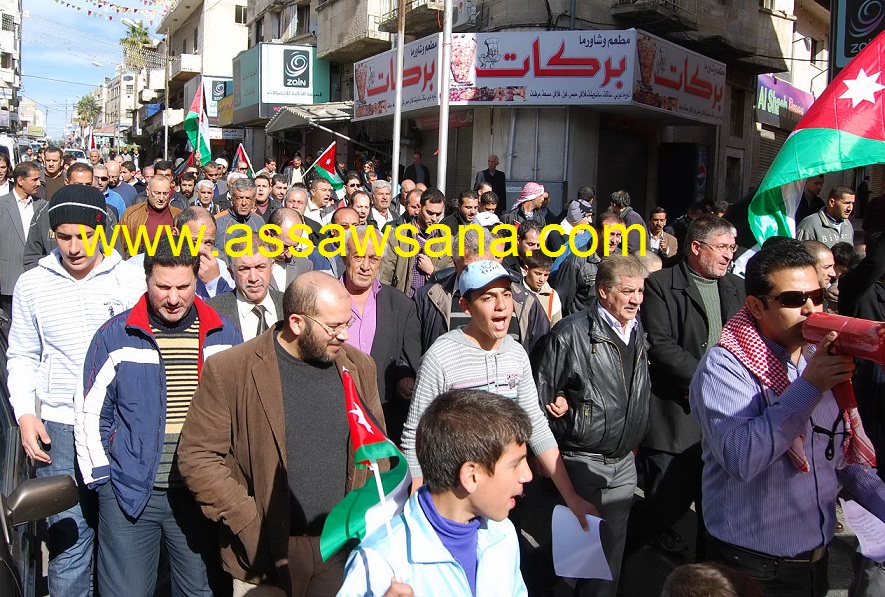 المئات في اربد يطالبون باسقط الحكومة وحل البرلمان