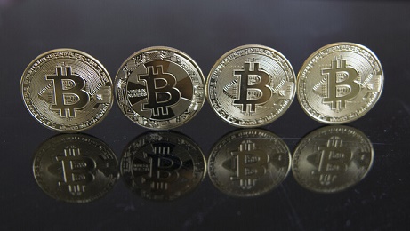 الإفتاء تحسم الجدل حول حكم التعامل بالبيتكوين والزكاة بها