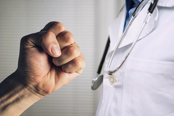 شخصان يعتدون على طبيب لمنعهم من دخول غرفة الولادة