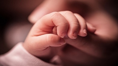 بالصور .. ولادة طفلة عراقية ب24 إصبعا