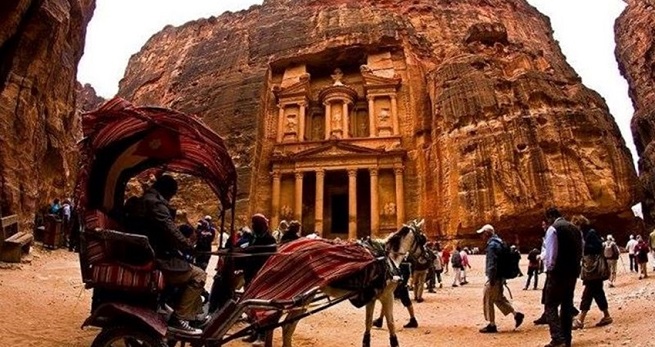 نحو 1500 سائح أجنبي يزورون البترا يومياً