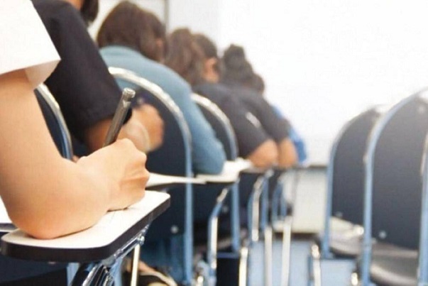 أهمها استخدام الهاتف ..  التربية تكشف أبرز مخالفات امتحان التوجيهي