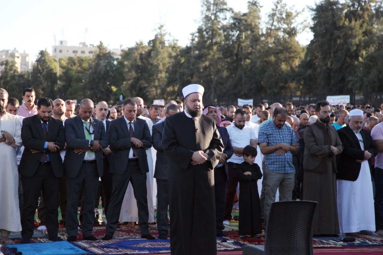 مئات الآف المصلين يؤدون صلاة عيد الأضحى في الاردن