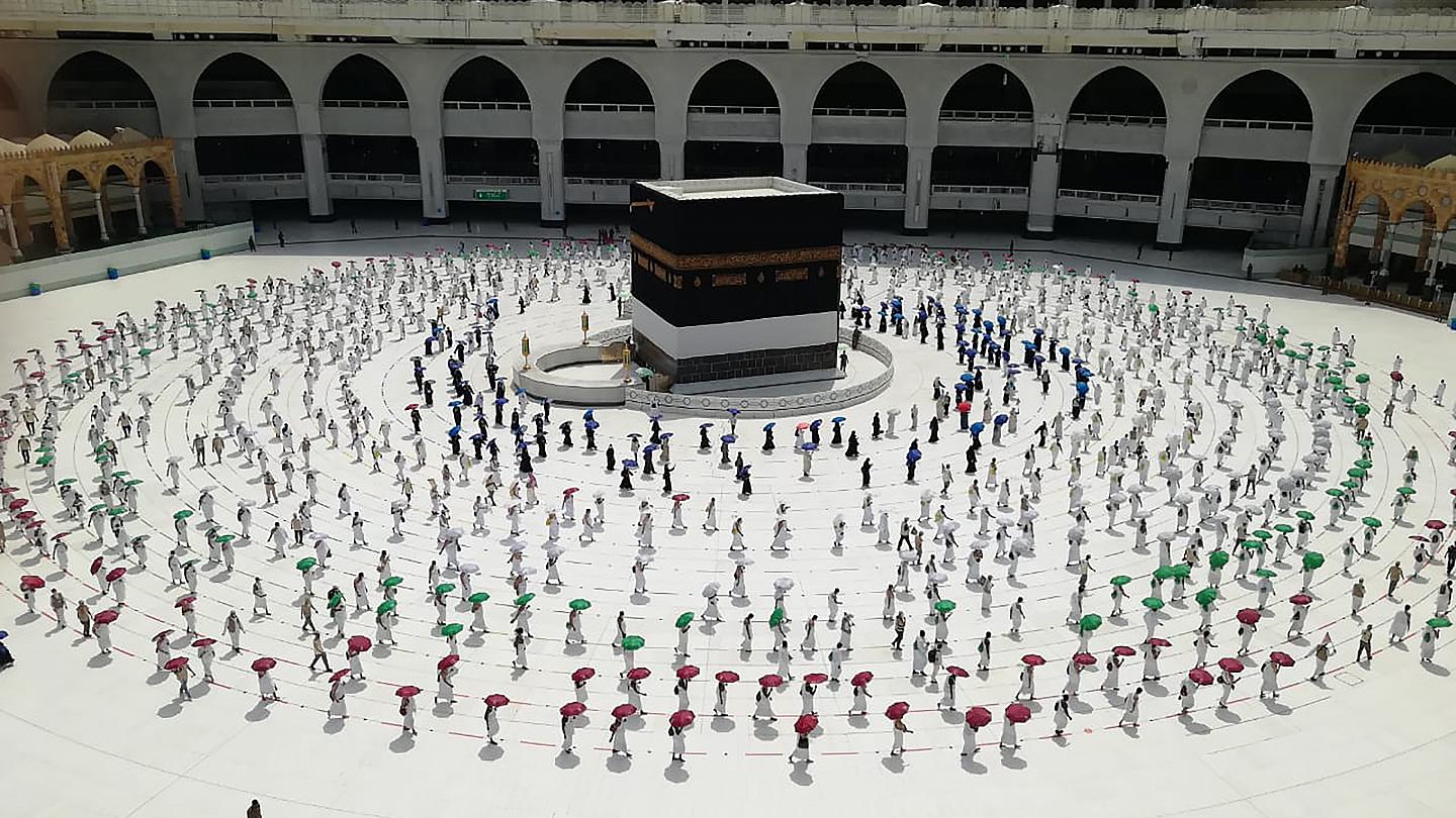 حجاج بيت الله الحرام يؤدون طواف الإفاضة
