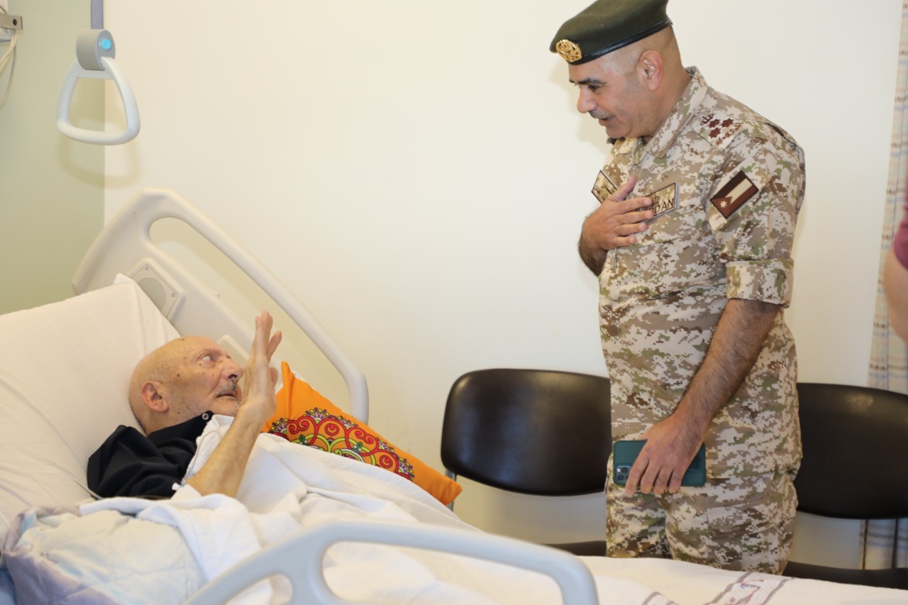 كبار ضباط الجيش يعودون المرضى بلمستشفيات العسكرية بأول أيام العيد