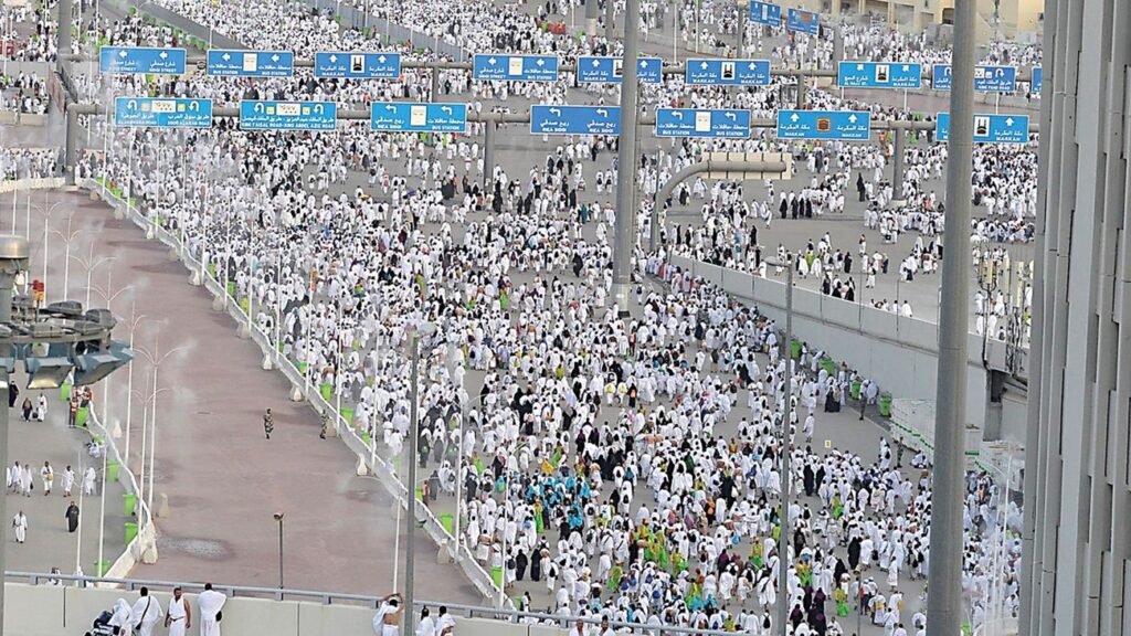 الحجاج يواصلون رمي الجمرات ثاني أيام التشريق